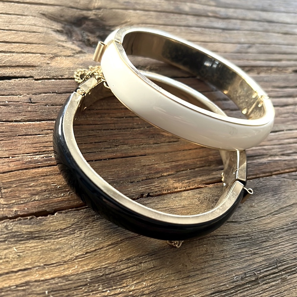 2 enamel bracelets. One in black and one in white.